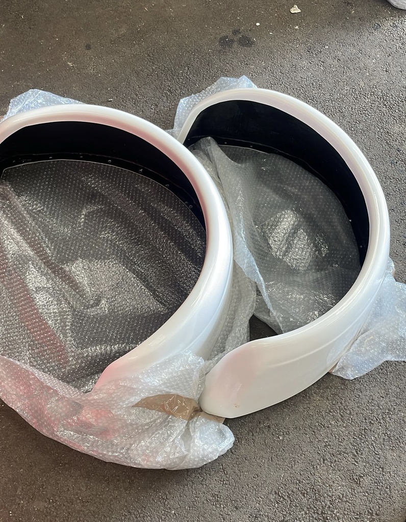 White FW Extra Wide Rear Arches RH/LH (GRP) (Clearance)